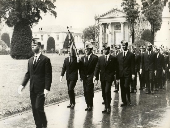 Le 11 novembre 1963, dans la cour d'honneur du Lycée Hoche, Versailles