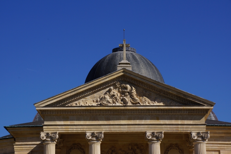 La chapelle, détails du fronton