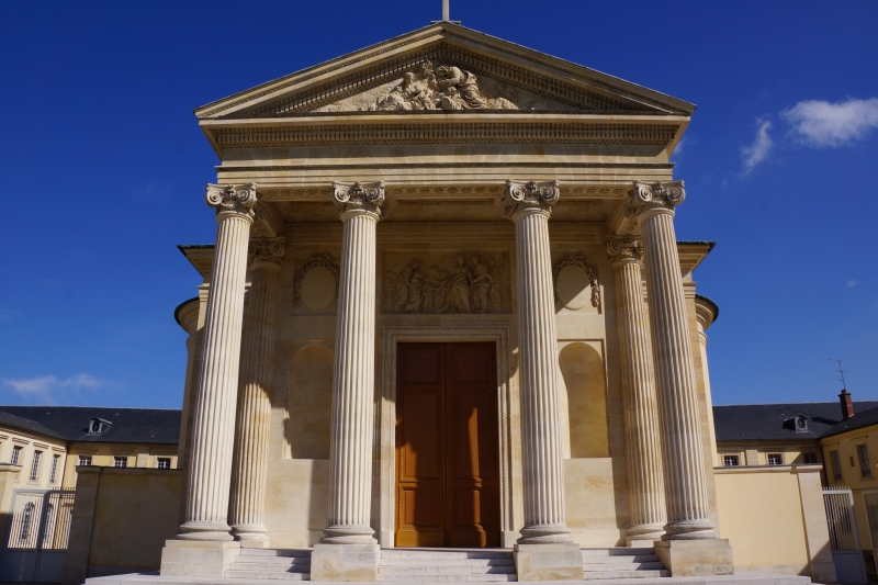 Façade de la chapelle en contrebas