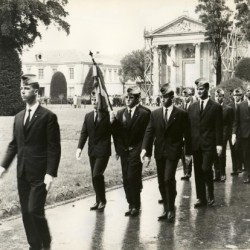 Le 11 novembre 1963, dans la cour d'honneur du Lycée Hoche, Versailles