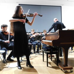 Un orchestre avec un violon soliste